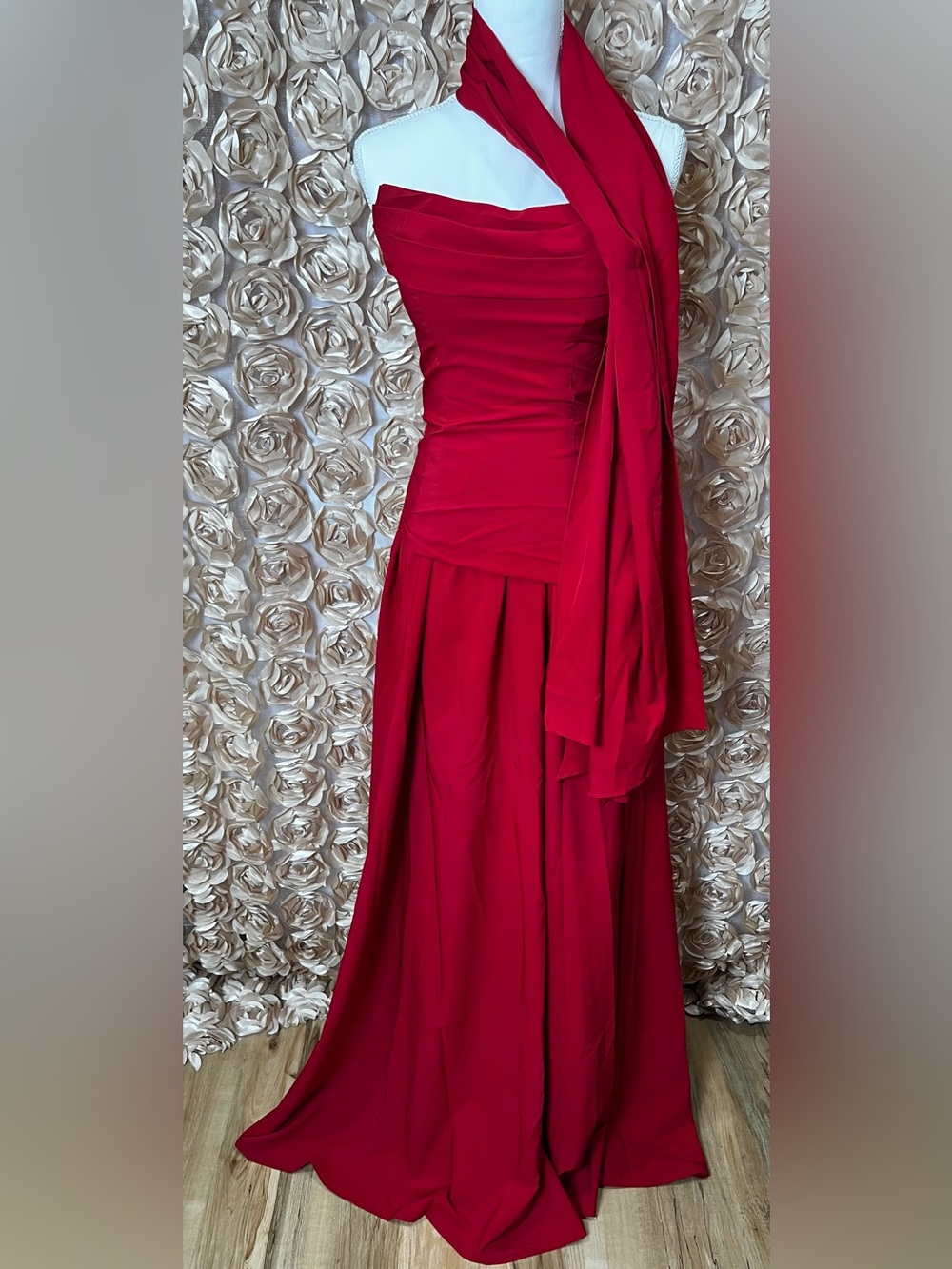 Elegant Red Evening Gown - Women's Formal Dress
🚨 NEW WITHOUT TAGS🚨